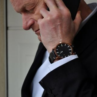 Dovolte mi, abych Vám představil dřevěné hodinky PETR! ⌚🌳 Co je na nich tak jedinečného? Dřevěné hodinky PETR spojují...